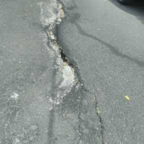 Ciudadanos denuncia el mal estado de la carretera en el barrio de Valle Tabares en La Laguna