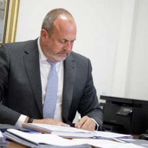El área de Carreteras dirigido por Enrique Arriaga destinará 32 millones para asfaltar varios tramos de las autopistas del Norte y Sur El área de Carreteras dirigido por Enrique Arriaga destinará 32 millones para asfaltar varios tramos de las autopistas del Norte y Sur